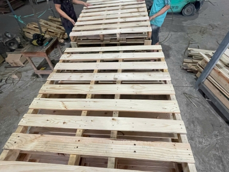 Pallet Tràm Đố Khuyết 4 Hướng Xe Nâng (650 * 1800* 120mm )